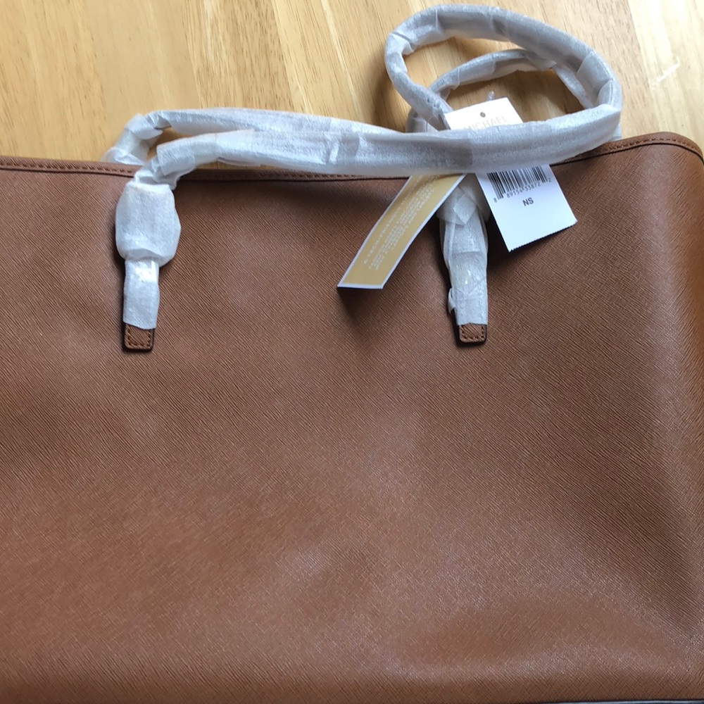AUTHENTIC NEW Michael Kors Jet Set Travel Bag - Picture 8 of 8